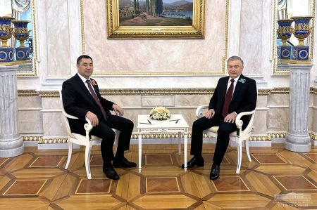 Президент Узбекистана обсудил с Президентом Кыргызстана актуальные вопросы двусторонних отношений