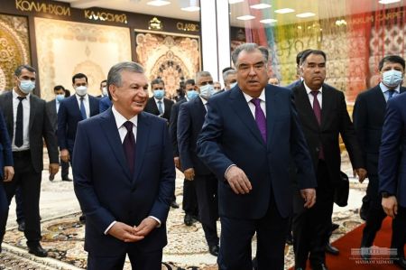 Presidents Visit a Carpet Factory in Kayrakkum