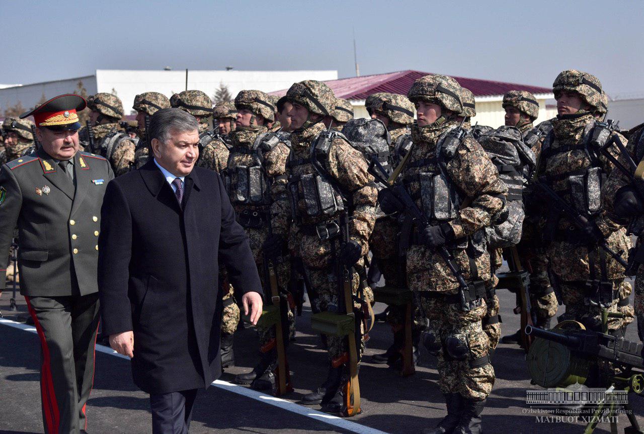  Shavkat Mirziyoyev harbiy qismdagi sharoitlarni ko‘zdan kechirdi