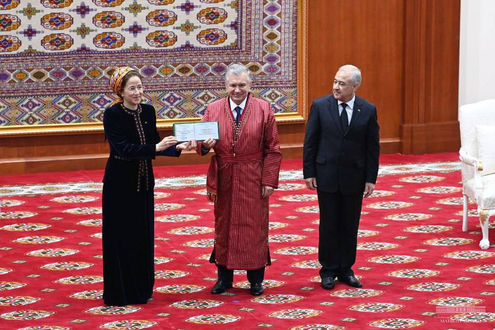 Вручение звание Почетного профессора президенту Узбекистана Шавкату Мирзиёеву