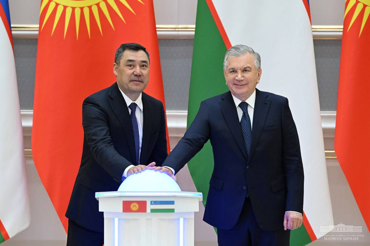 Президенты Узбекистан Шавкат Мирзиёев и Киргизии Садыр Жапаров