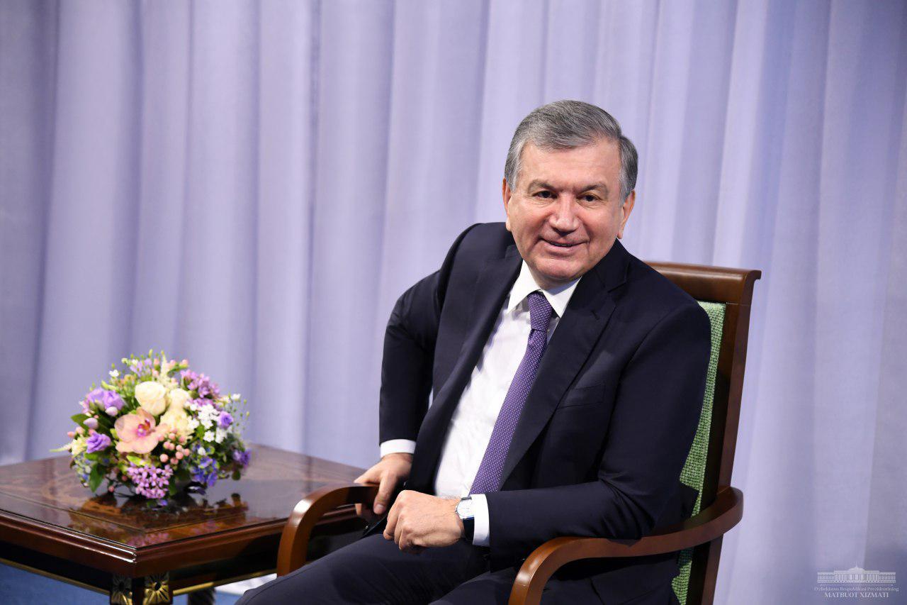 Shavkat Mirziyoyev talks with aksakals in Boisun district