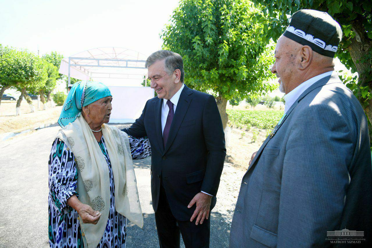 The President talks with local farmers in Samarkand 