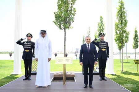 Uzbek President and Qatari Amir Plant a Tree