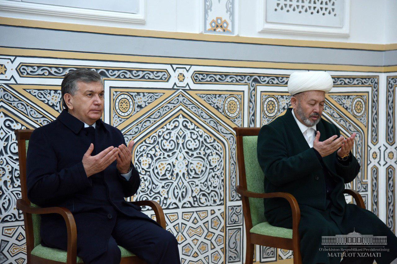  Prezident Shavkat Mirziyoyev Hakim Termiziy maqbarasini ziyorat qildi