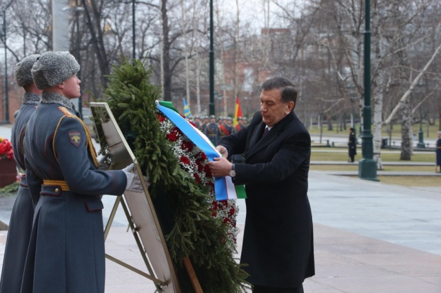 Shavkat Mirziyoyev laid flowers to the Unknown soldier memorial in Moscow
