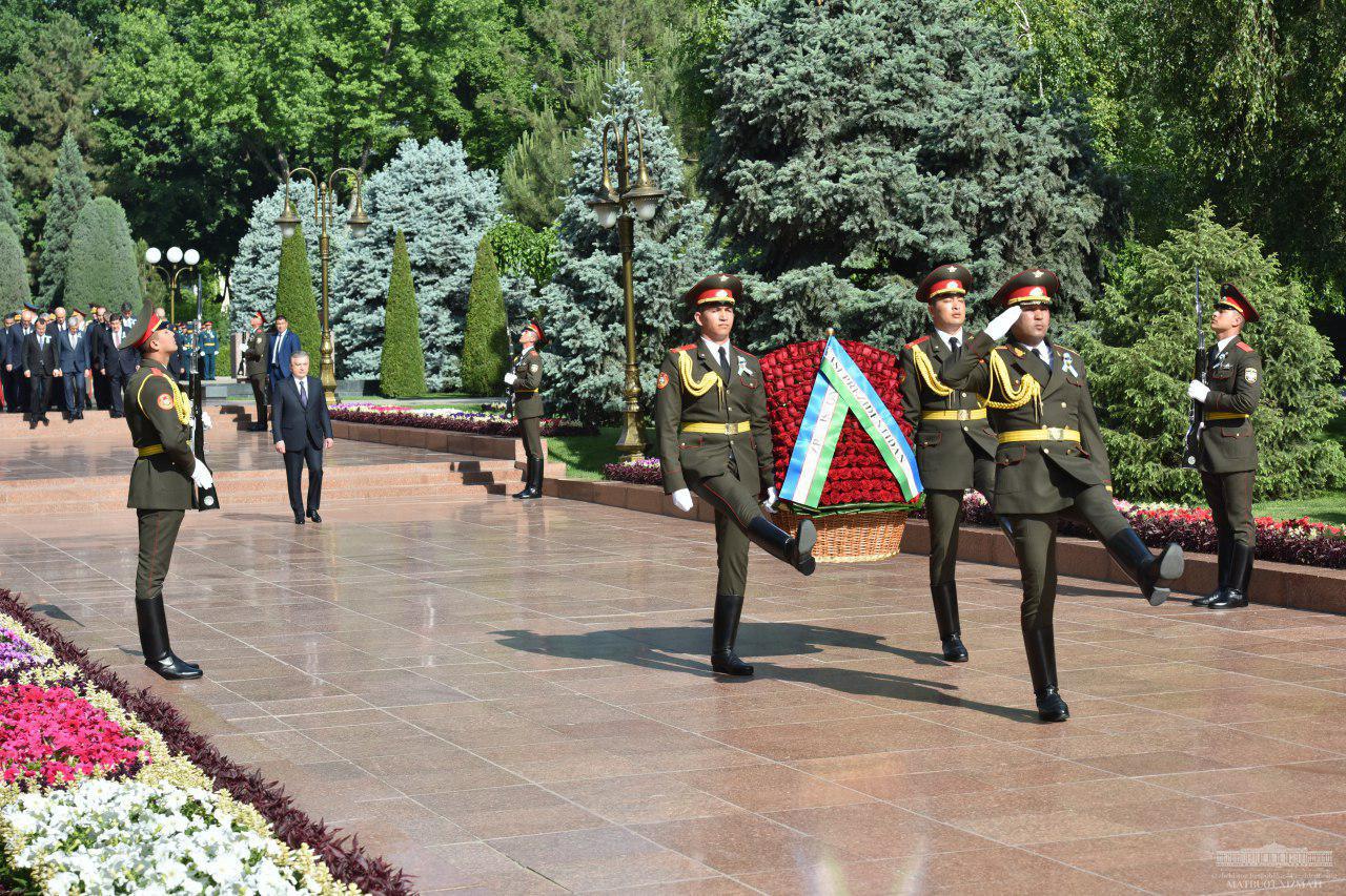 Шавкат Мирзиёев аждодлар хотирасини ёд этди