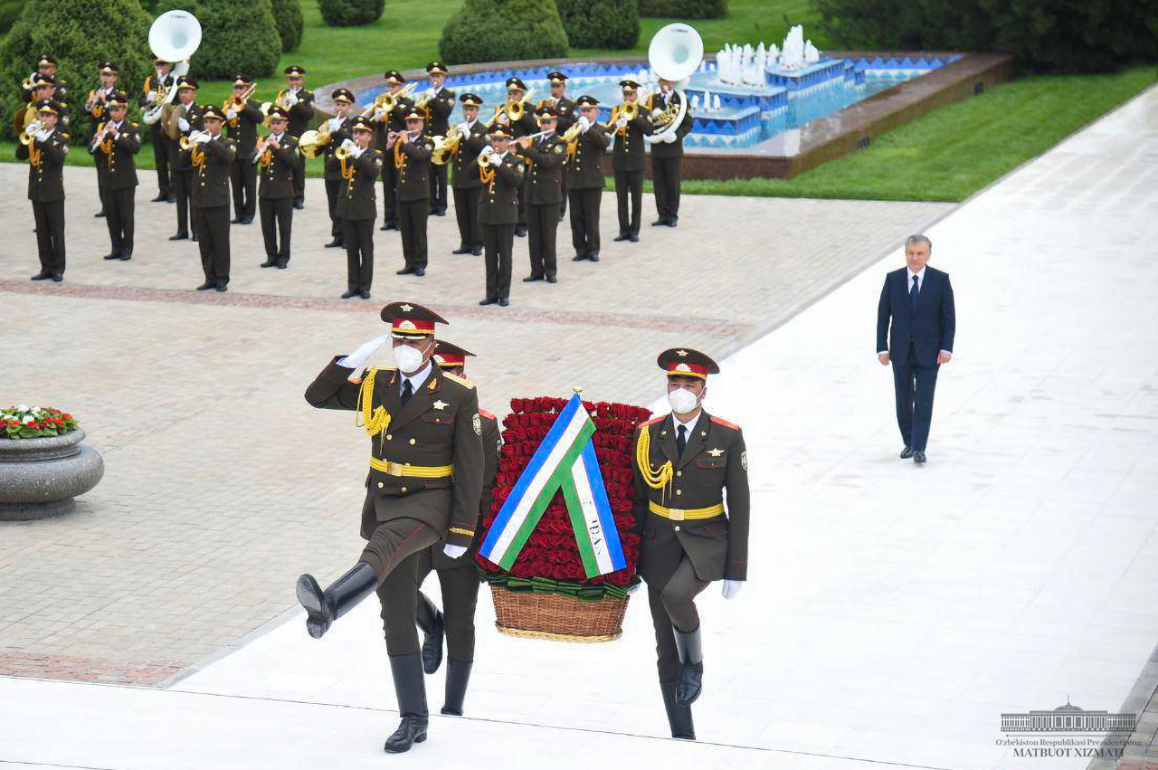 Mustaqillik va ezgulik monumenti poyiga gullar qo‘yildi