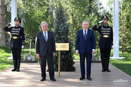 Президент Узбекистана и Генеральный секретарь ООН посадили дерево на Аллее почетных гостей