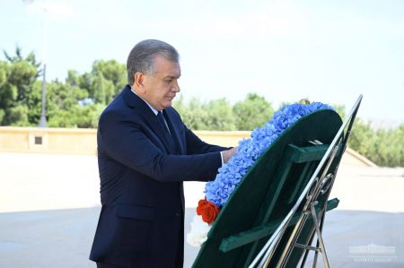 Uzbek Leader Honors the Memory of Azerbaijani Heroes