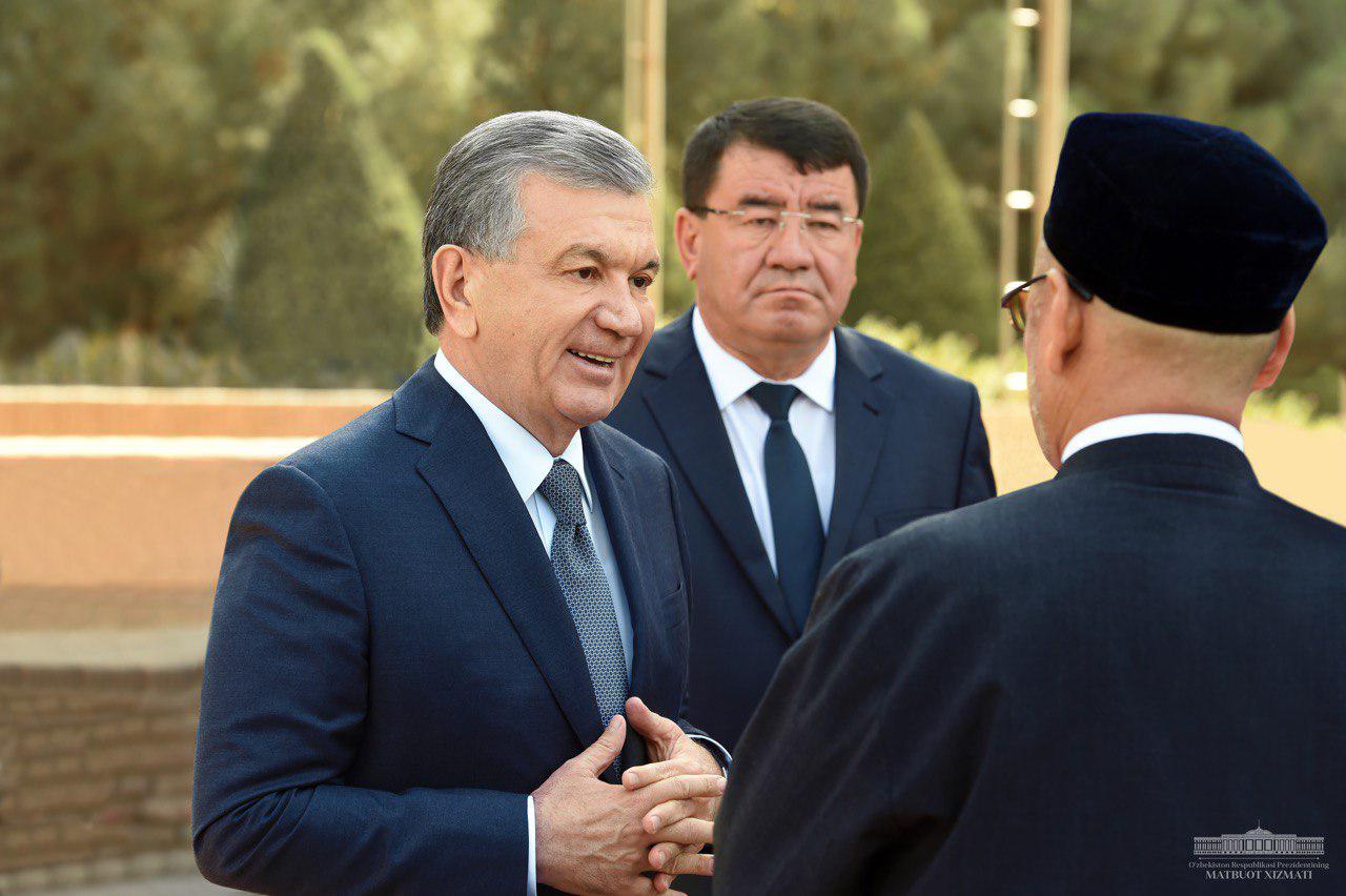 Shavkat Mirziyoyev Hakim Termiziy maqbarasini ziyorat qildi