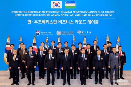 President Meets with Businessmen of South Korea