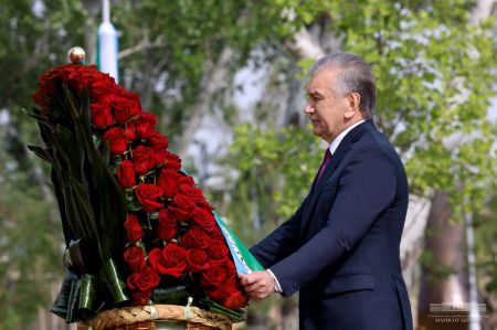 President Lays Flowers at the «Ode to Resilience» Memorial