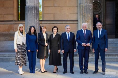 Президенты Узбекистана и Германии открыли уникальную выставку культурно-исторического наследия узбекского народа