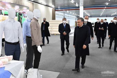 President Visits a New Textile Enterprise