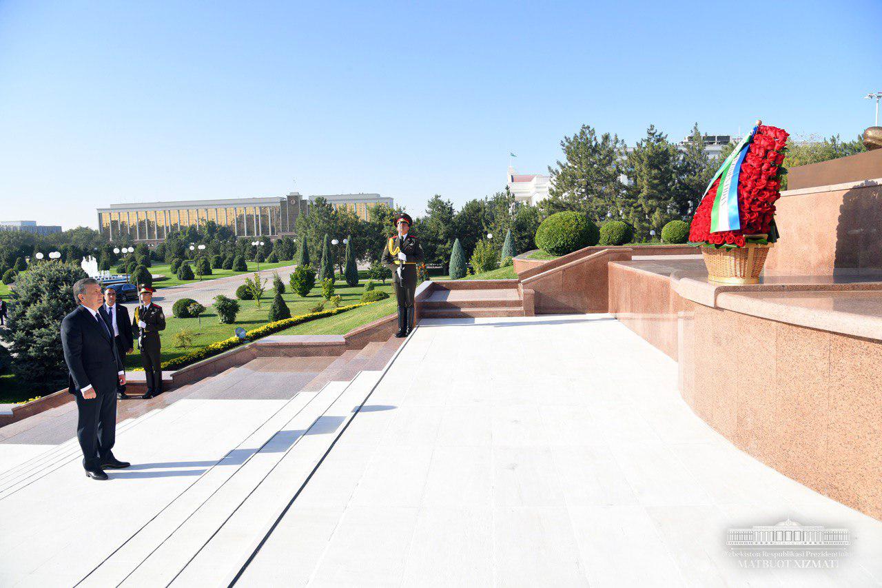 Shavkat Mirziyoyev Mustaqillik va ezgulik monumenti poyiga gulchambar qoʻydi