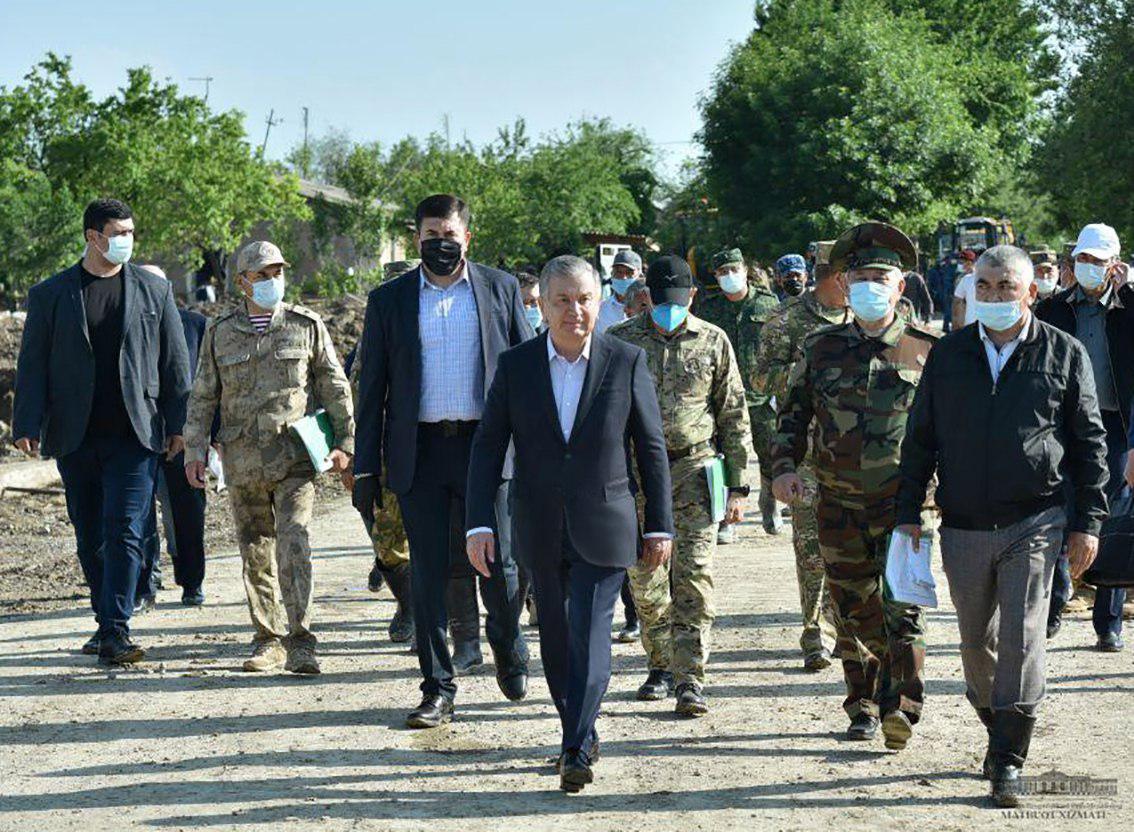 Shavkat Mirziyoyev uyiga qaytgan odamlar bilan muloqotda bo‘ldi