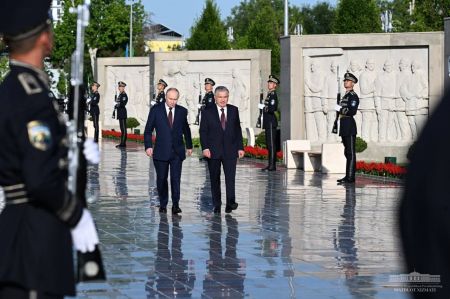 Президенты Узбекистана и России отдали дань памяти и уважения подвигу наших народов