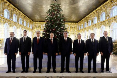 Uzbek President Visits St. Petersburg Monuments