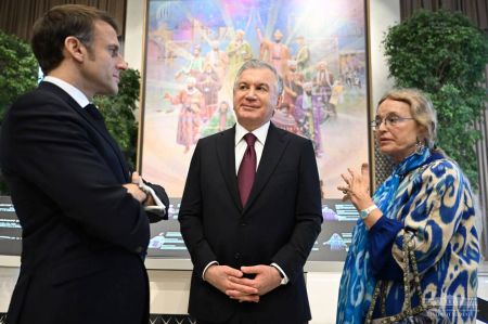 Президенты осмотрели выставку культурного наследия Узбекистана 