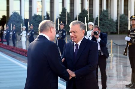 Президент Узбекистана тепло проводил Президента России
