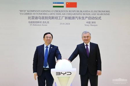 Президент Узбекистана дал старт производству электромобилей в Джизакской области