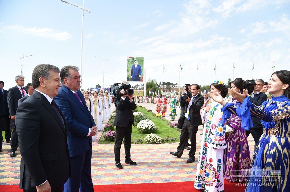 Жители Турсунзаде торжественно встретили Президента Узбекистана