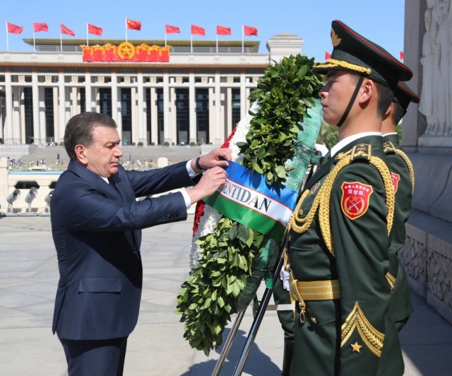 Shavkat Mirziyoyev laid wreath to the Monument of the People's heroes in Beijing