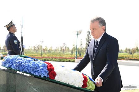 The President Lays Flowers at the Independence Monument