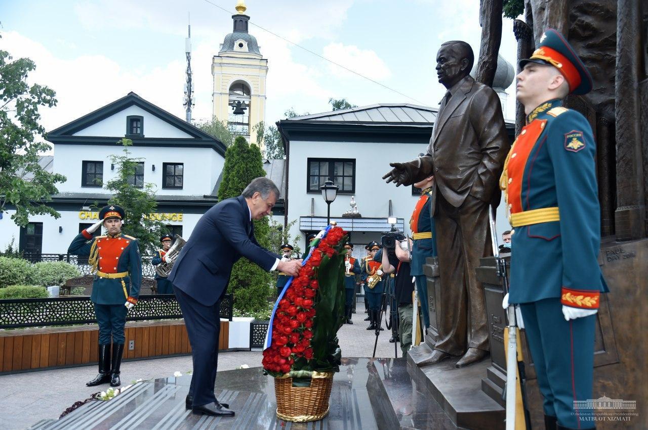 Шавкат Мирзиёев посетил сквер имени Ислама Каримова в Москве (фото) -  Darakchi