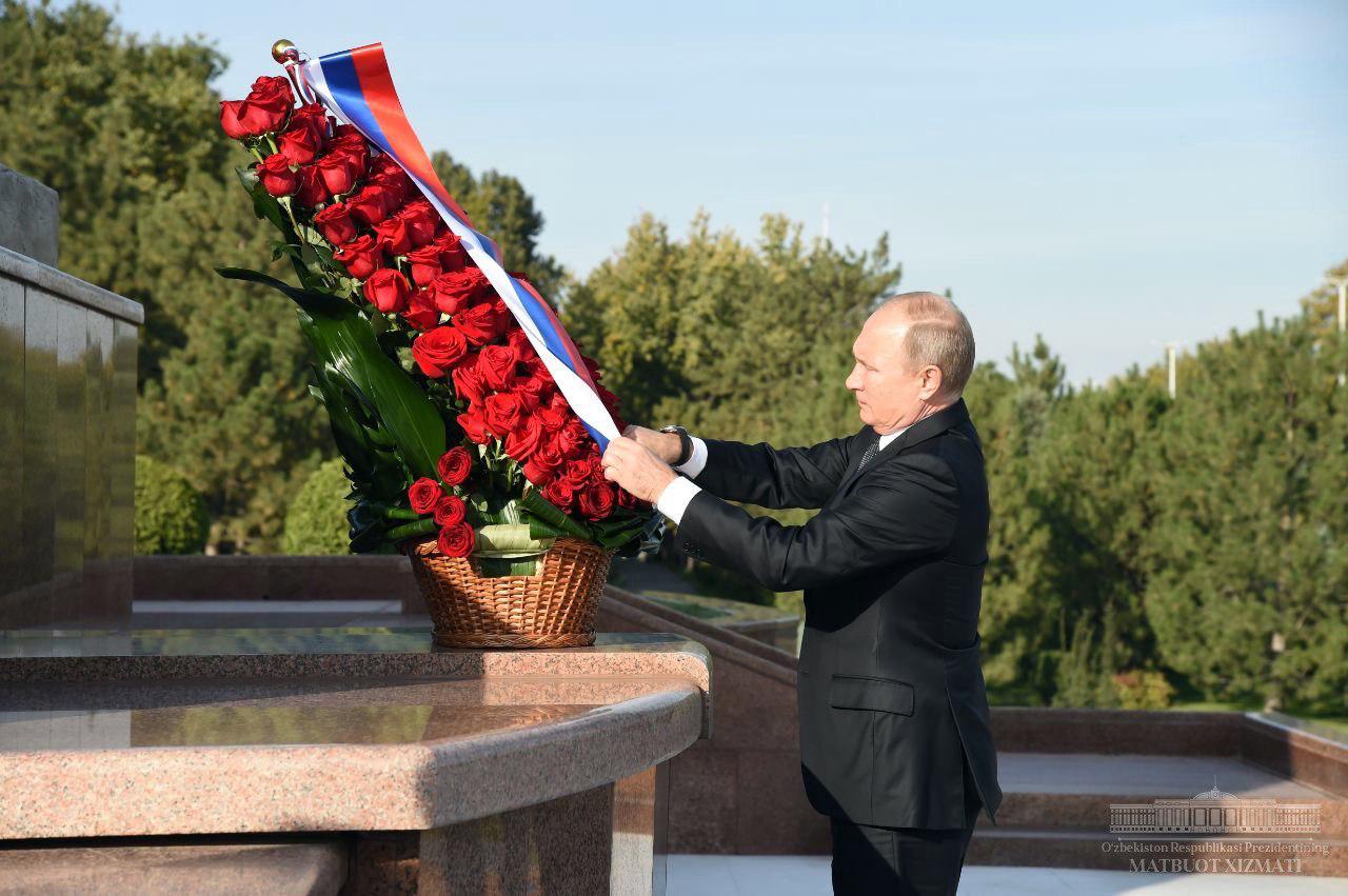 Vladimir Putin Mustaqillik va ezgulik monumentiga gul qoʻydi