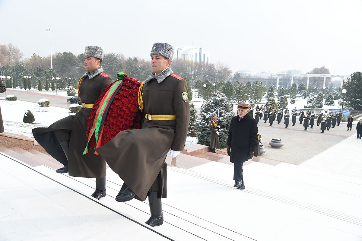 Afg‘oniston Prezidenti Mustaqillik va ezgulik monumenti poyiga gul qo‘ydi