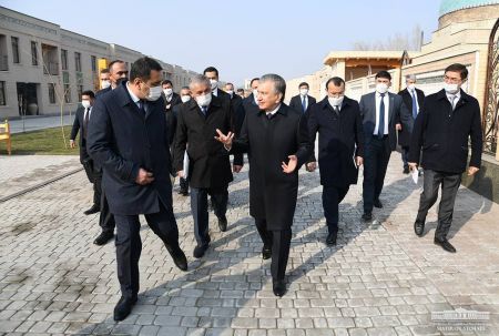 The Head of State Visits the Rishtan Ceramics Center