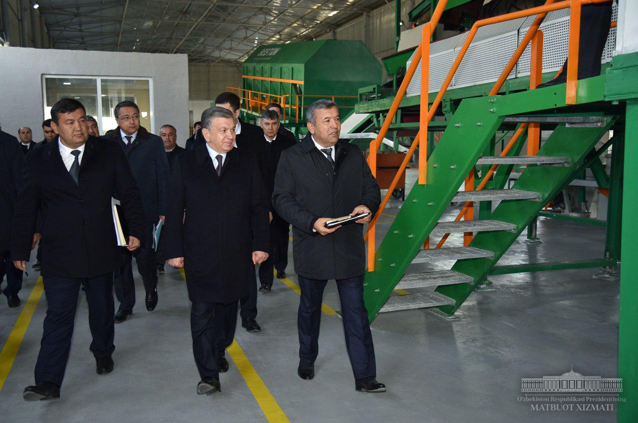 Shavkat Mirziyoyev Kogon tumanidagi chiqindini qayta ishlash korxonasini borib ko‘rdi