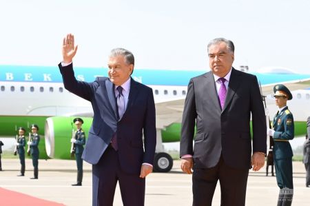 Президента Узбекистана торжественно встретили в Душанбе