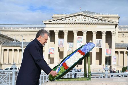 Президент Узбекистана почтил память венгерских героев