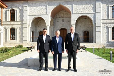 Президент Узбекистана ознакомился с созидательной работой в Шуше
