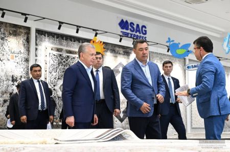 Лидеры Узбекистана и Кыргызстана ознакомились с крупным ковровым предприятием в Хиве