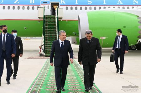 Shavkat Mirziyoyev Begins His Visit to Turkmenistan