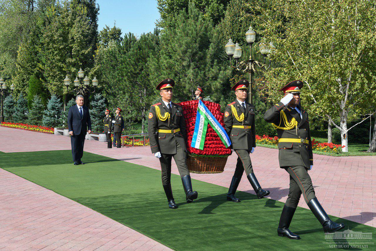 Islom Karimov haykali poyiga gulchambar qoʻyildi