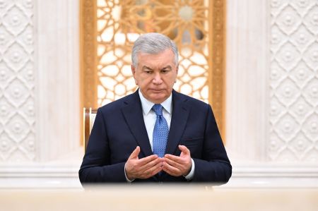 Prezident Shavkat Mirziyoyev tashrifni Imom Buxoriy maqbarasi ziyoratidan boshladi