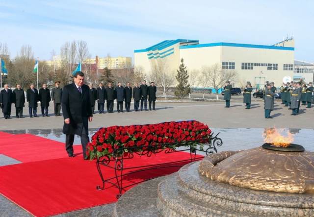 Президентимиз Остонадаги “Ватан ҳимоячилари” монументига гул қўйди