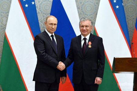 Президенту Узбекистана вручен орден