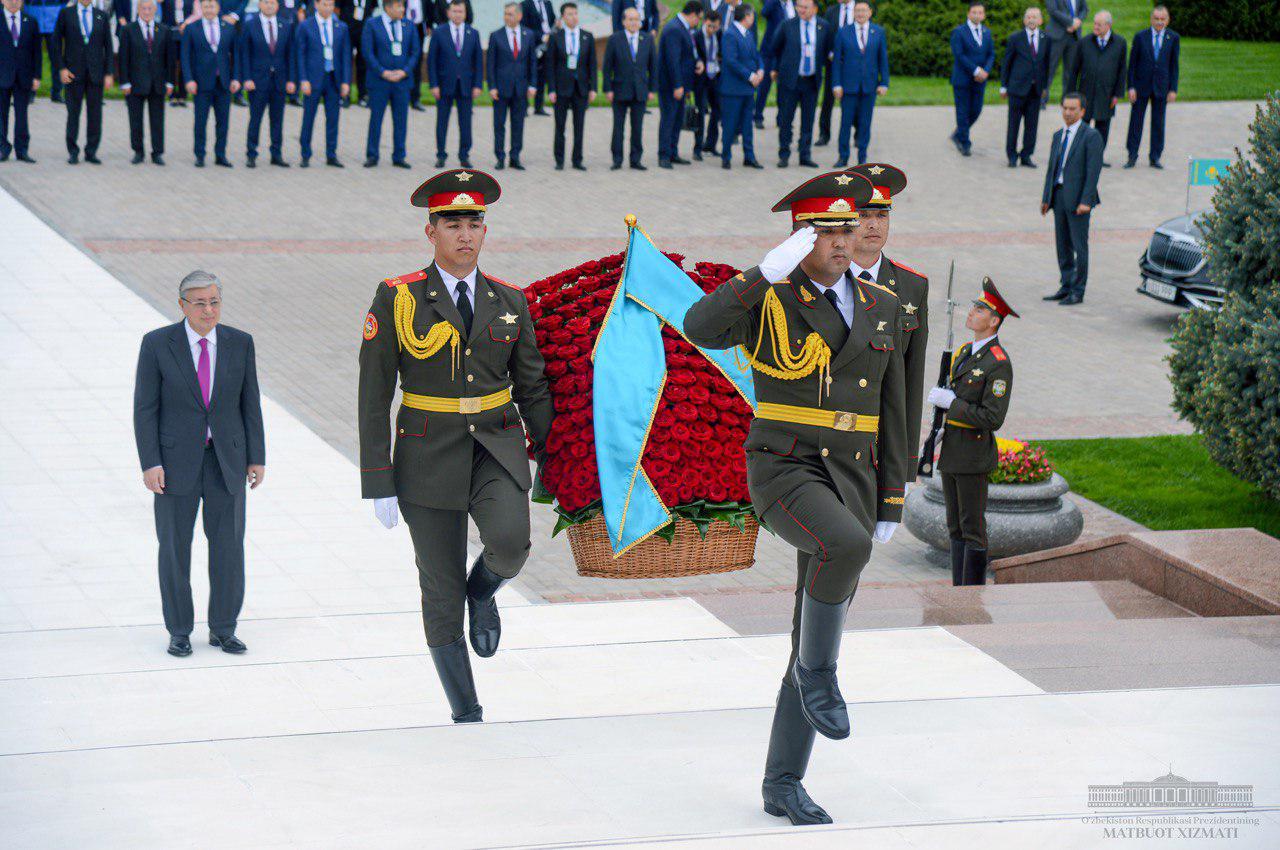 Kazakhstan’s President lays flowers to the Independence and Humanism Monument