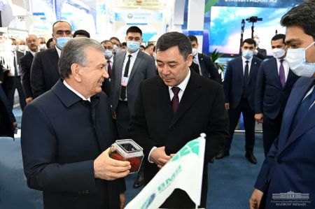 Heads of States Get Acquainted With Industrial Products Exhibition