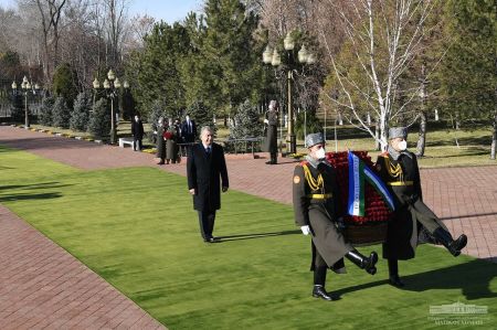 Islom Karimov haykali poyiga gulchambar qoʼyildi