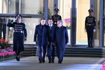Президент Узбекистана тепло попрощался с Президентом Франции