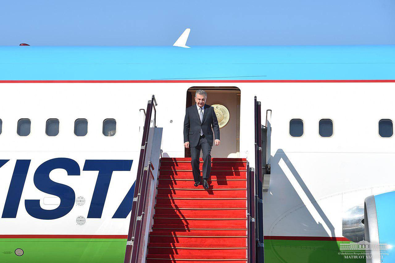 Shavkat Mirziyoyev arrives in Azerbaijan
