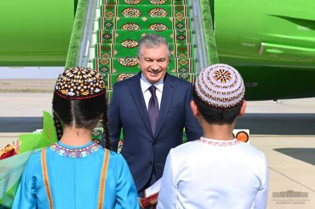 President of Uzbekistan Arrives in Turkmenistan