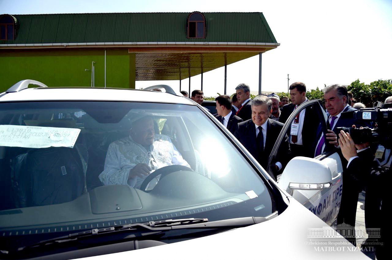 Президент Узбекистана подарил таджикским дехканам автомобили Captiva